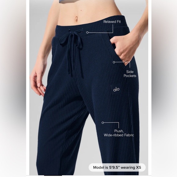 Alo Yoga Women's Navy muse sweatpants - Picture 2 of 7